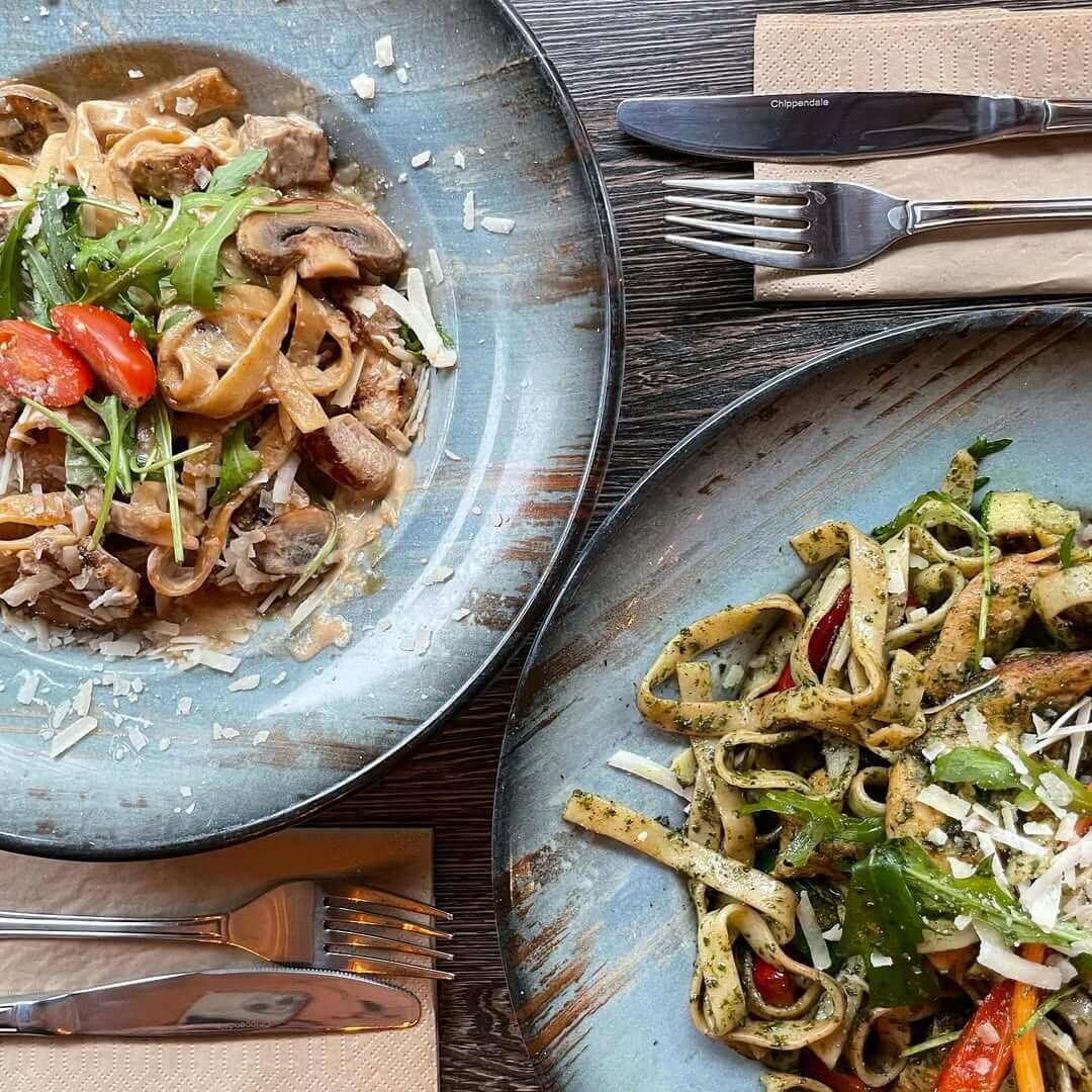To pastaretter med svampe og pesto serveret på Café Moccador