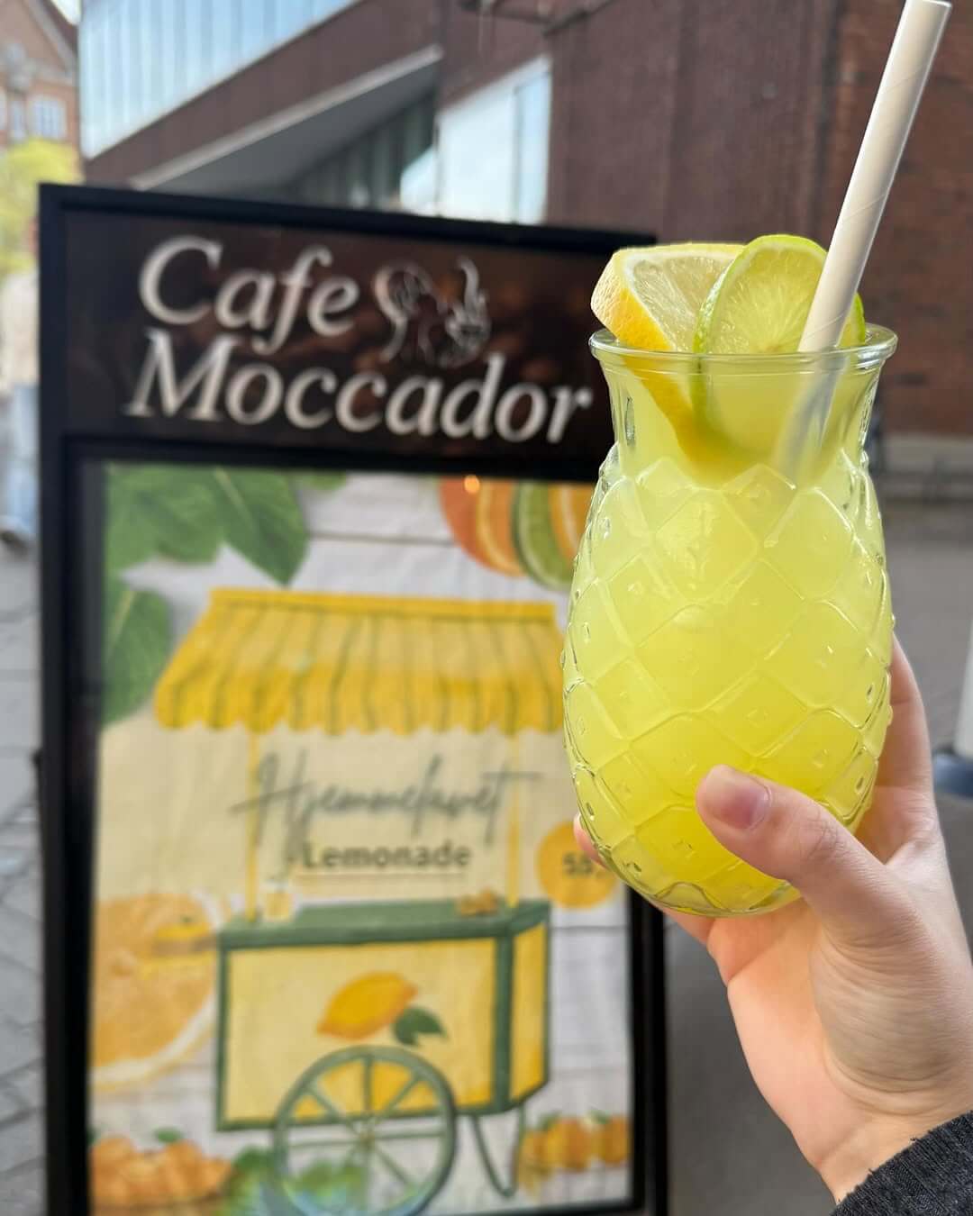 Iskold hjemmelavet lemonade i glas foran Café Moccador på Falkoner Allé