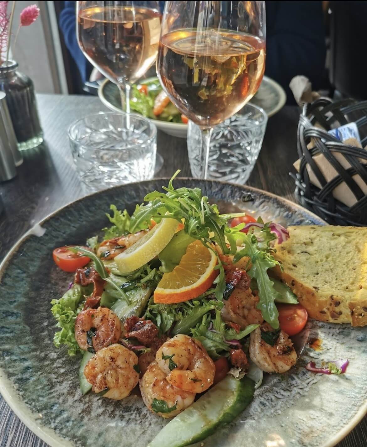 Rejesalat serveret med et glas rosévin på Café Moccador