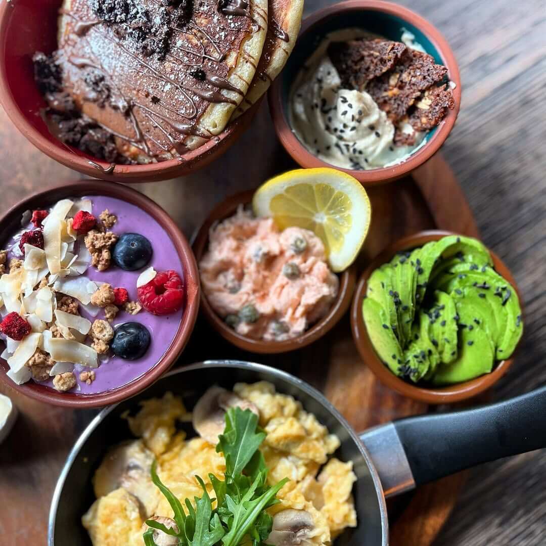 Brunchanretning med pandekage, smoothiebowl, laks og avocado på Café Moccador