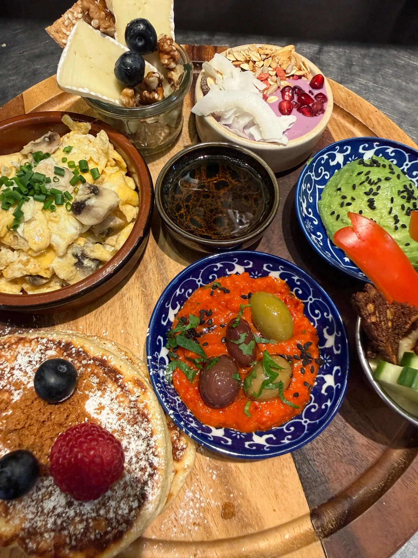 Brunchbræt med røræg, smoothiebowl, pandekage, avocadocreme og oste på Café Moccador