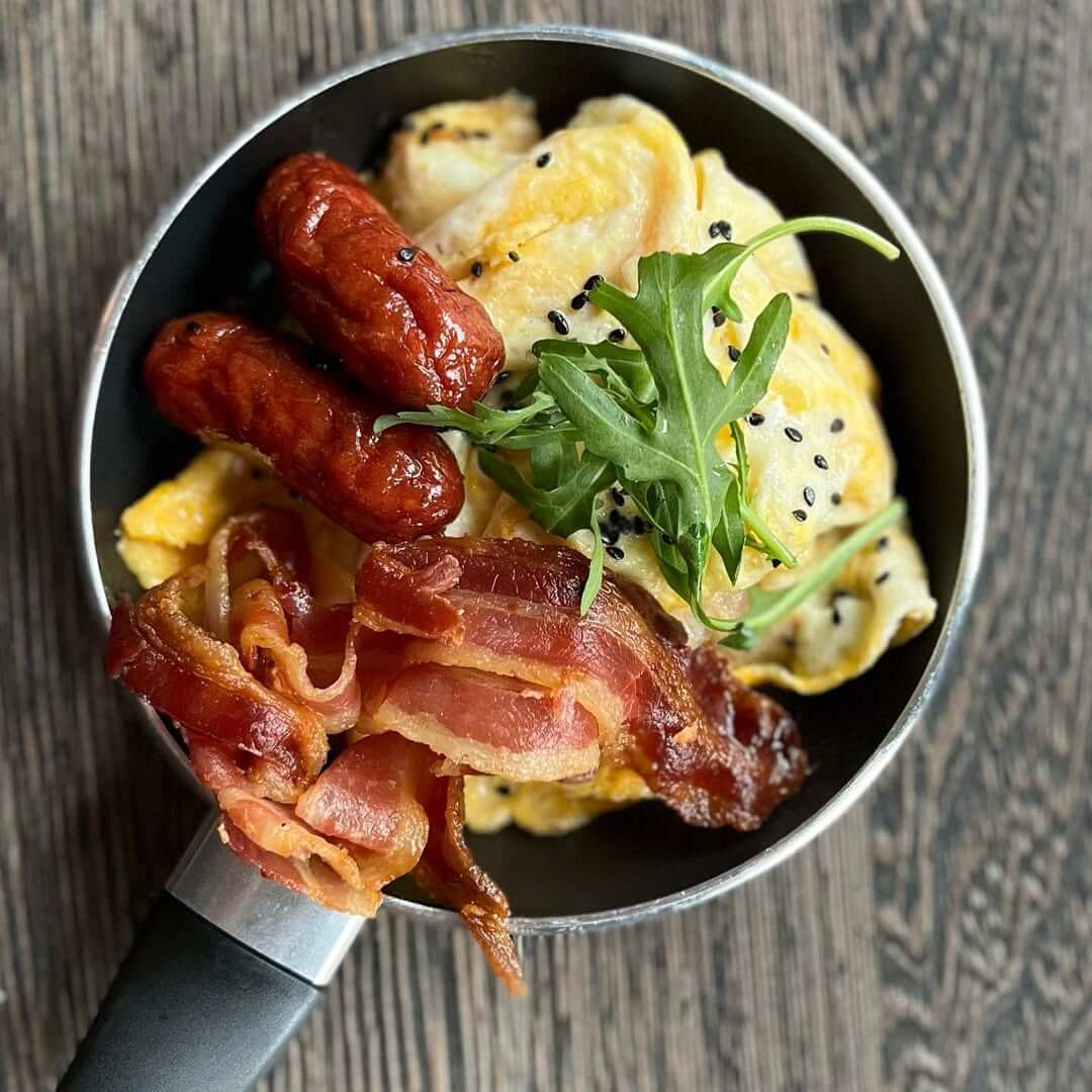 Brunchpande med røræg, bacon og krydrede brunchpølser på Café Moccador