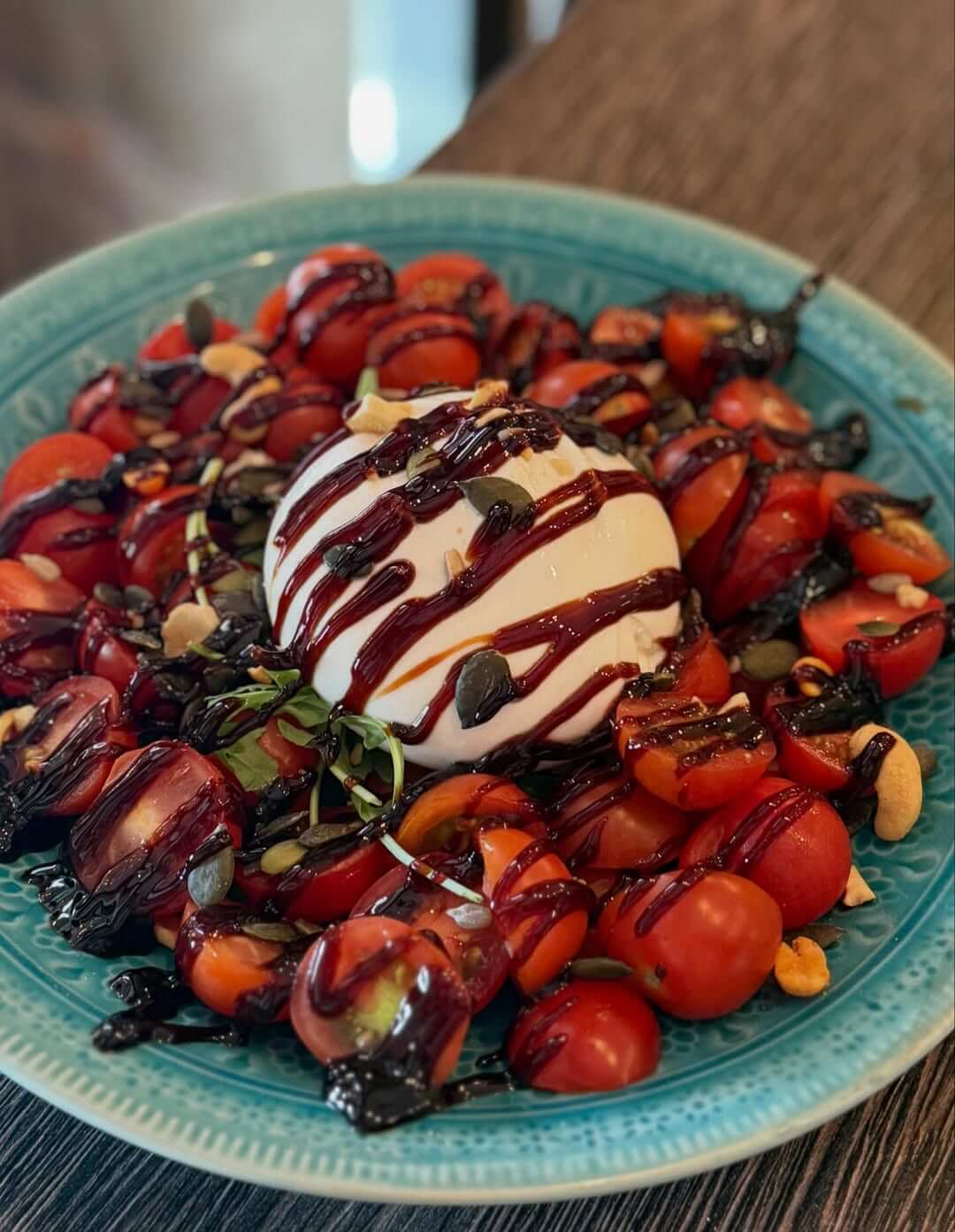 Burrata-salat med cherrytomater, rucola og balsamicoglace på Café Moccador