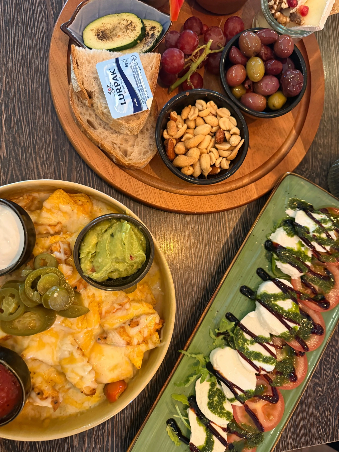 Nachos med guacamole, tapasbræt og caprese-salat på Café Moccador
