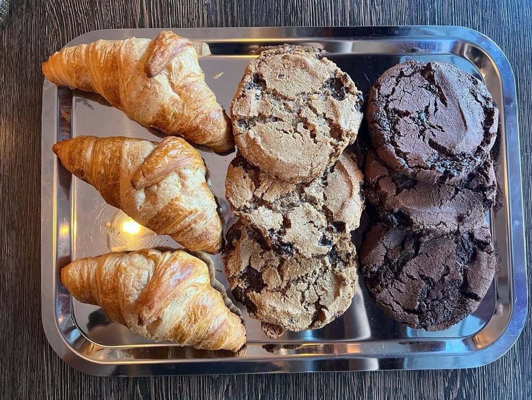 Friskbagte croissanter og hjemmelavede cookies på fad hos Café Moccador