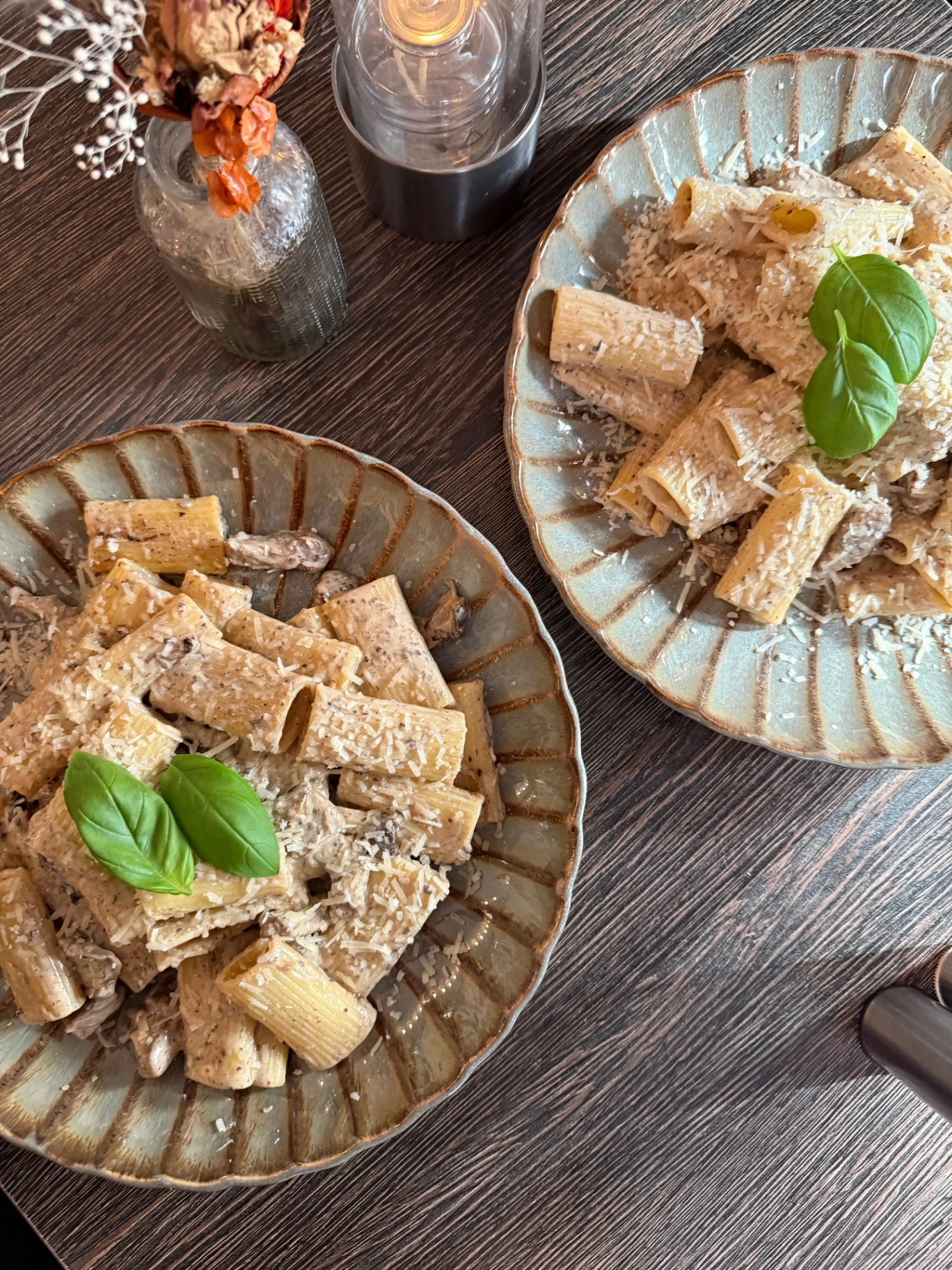 Pastaretter med trøffelcreme og parmesan på Café Moccador