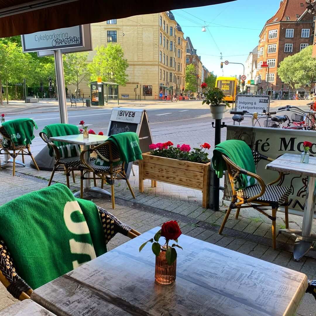 Udeservering med borde og stole på fortovet ved Café Moccador på Falkoner Allé