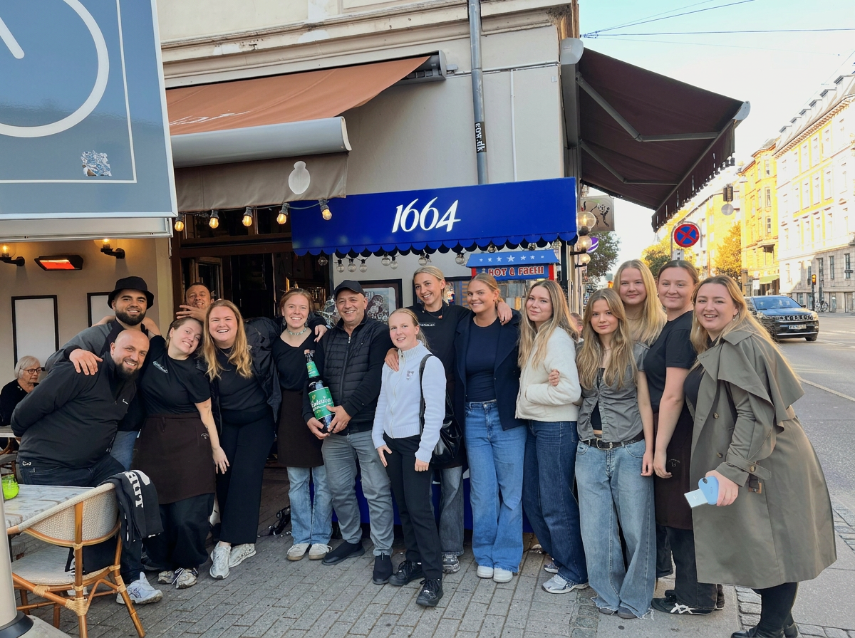 Teamet bag Café Moccador samlet foran caféen på Falkoner Allé